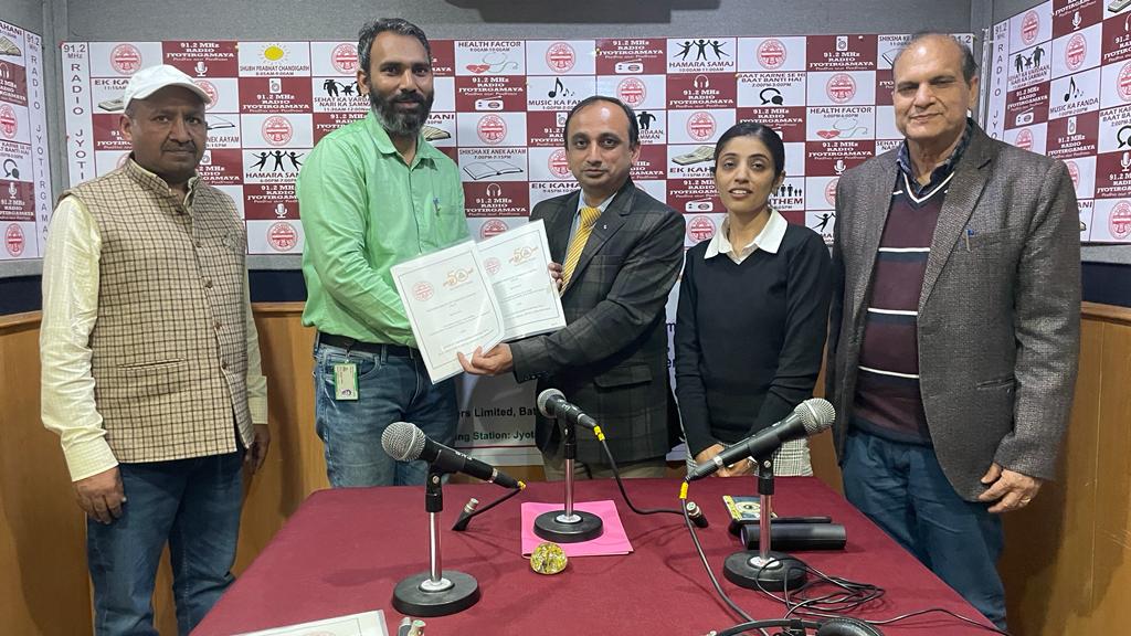 पीयू के स्कूल ऑफ कम्युनिकेशन स्टडीज ने भारत सरकार की ओर से रसायन और उर्वरक मंत्रालय के उर्वरक विभाग के साथ पंजाब विश्वविद्यालय के आधिकारिक सामुदायिक रेडियो स्टेशन रेडियो ज्योतिर्गमय 91.2एमएचजेड पढ़ो या पढ़ाओ पर कार्यक्रम प्रसारित करने के लिए एक प्रतिष्ठित परियोजना शुरू की है।
